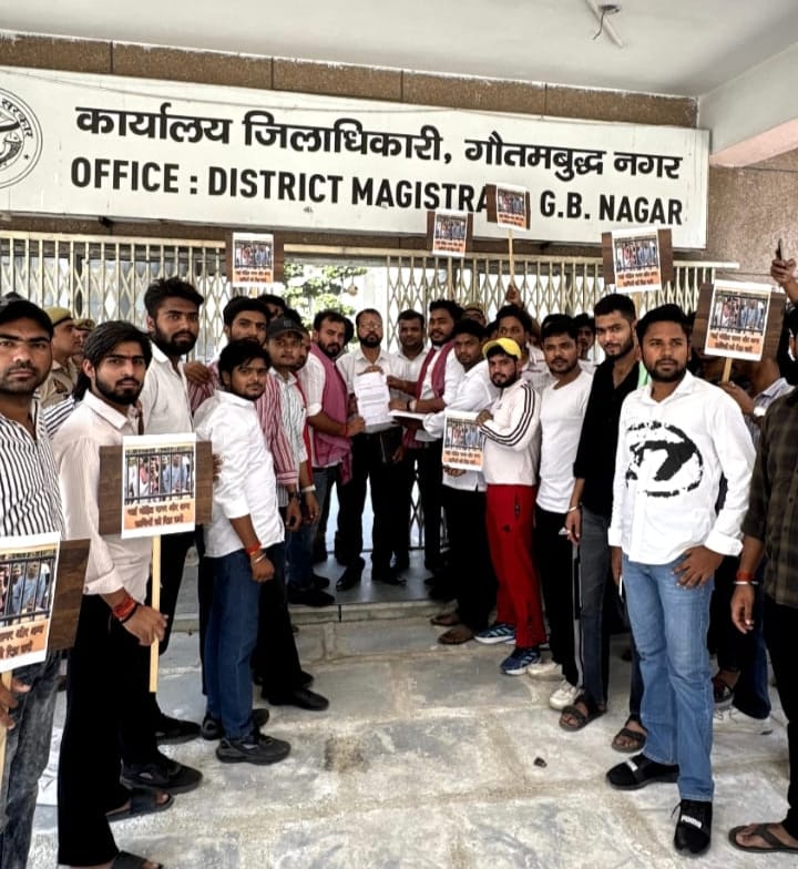 छात्र नेता मोहित नागर की गिरफ्तारी पर भड़की सपा छात्र सभा, कलेक्ट्रेट पर प्रदर्शन कर राष्ट्रपति को भेजा ज्ञापन