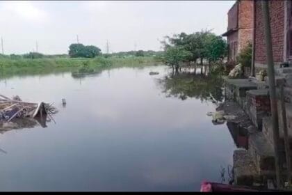 नोएडा: हिंडन के उफान से निचले इलाकों में हाहाकार, घरों में घुसा पानी, प्रशासन ने स्थापित किए राहत शिविर