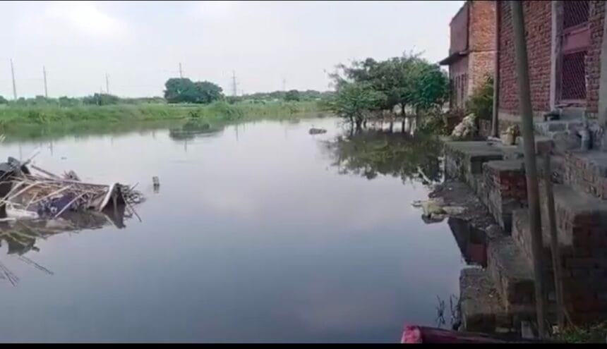 नोएडा: हिंडन के उफान से निचले इलाकों में हाहाकार, घरों में घुसा पानी, प्रशासन ने स्थापित किए राहत शिविर