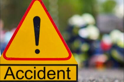 ग्रेटर नोएडा: मिक्सर ट्रक के अचानक ब्रेक लगाने से बाइक सवार युवक की दर्दनाक मौत, दोस्त गंभीर रूप से घायल