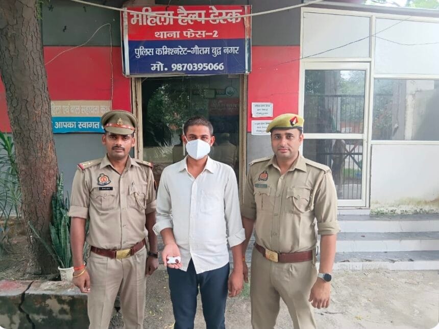 नोएडा: सिक्योरिटी गार्ड की वर्दी में सेंध, 15 हजार का इनामी चोर पुलिस की गिरफ्त में