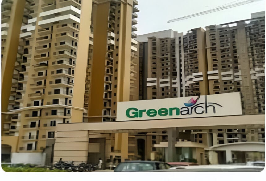 ग्रेटर नोएडा की हाई-राइज सोसाइटी में दर्दनाक हादसा: 18वीं मंजिल से गिरकर 13 वर्षीय किशोर की मौत, रेलिंग की ऊंचाई पर उठे सवाल