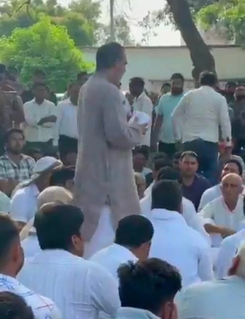 Greater Noida: पूर्व मंत्री संजीव बालियान से अभद्रता और व्यापारी पर कार्रवाई पड़ी भारी, जेवर के दो चौकी इंचार्ज निलंबित