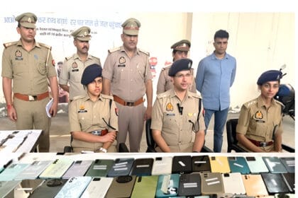ऑपरेशन 'मुस्कान': नोएडा पुलिस ने टेक्नोलॉजी से ढूंढ निकाले 100 गुमशुदा स्मार्टफोन, मालिकों के चेहरे पर लौटी खुशी