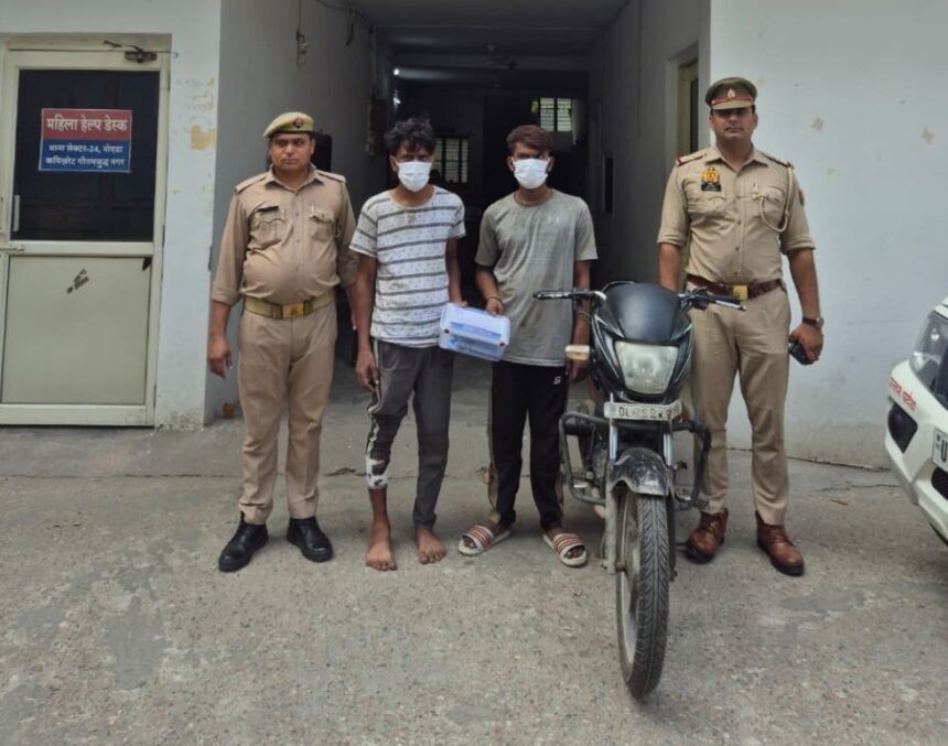 Noida News: सेक्टर-11 में महिला से चेन छीनने की कोशिश, 7 मोबाइल और चोरी की बाइक के साथ दो शातिर लुटेरे गिरफ्तार
