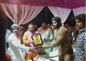  नोएडा में रोमांचक कुश्ती: भारत केसरी कलुआ गुर्जर ने जीती ढाई लाख की बाजी, पुष्पेंद्र नेवी को दी मात
