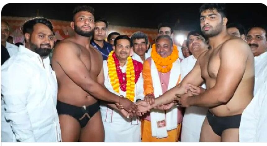 नोएडा में रोमांचक कुश्ती: भारत केसरी कलुआ गुर्जर ने जीती ढाई लाख की बाजी, पुष्पेंद्र नेवी को दी मात