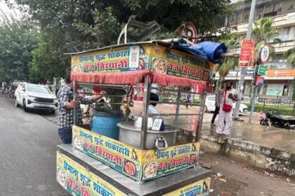 ग्रेटर नोएडा वेस्ट में अतिक्रमण पर चला प्राधिकरण का डंडा, दर्जन भर ठेली-पटरी जब्त