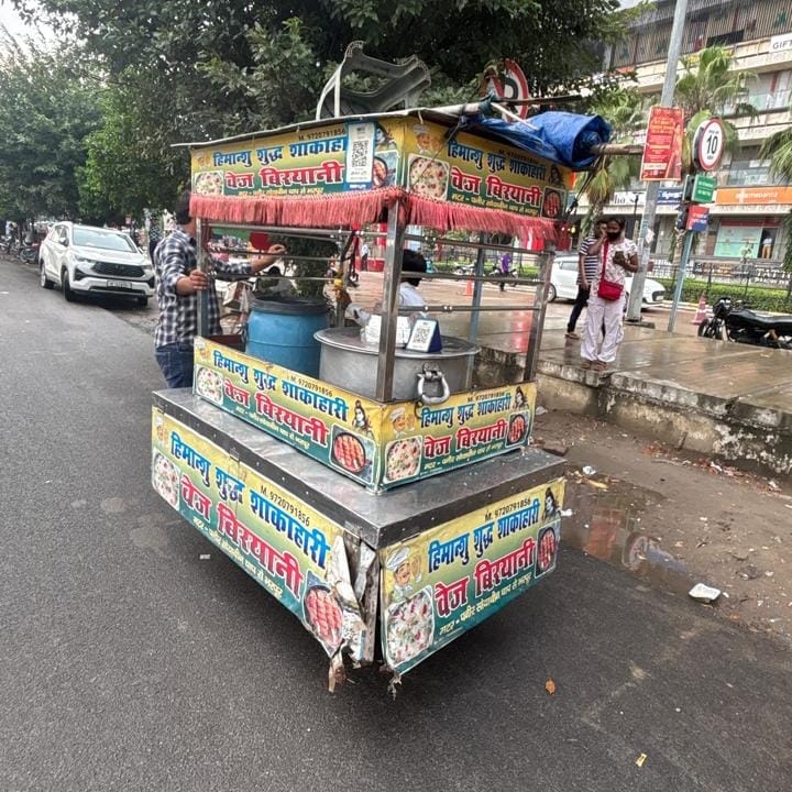 ग्रेटर नोएडा वेस्ट में अतिक्रमण पर चला प्राधिकरण का डंडा, दर्जन भर ठेली-पटरी जब्त