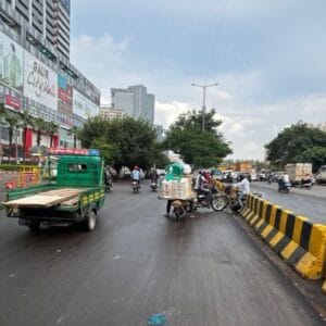  ग्रेटर नोएडा वेस्ट में अतिक्रमण पर चला प्राधिकरण का डंडा, दर्जन भर ठेली-पटरी जब्त