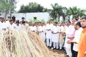  डेंगू ने ली नोएडा प्राधिकरण के DGM आशीष भाटी की जान, बीजेपी नेता पिता को सांत्वना देने पहुंचे सांसद और विधायक।
