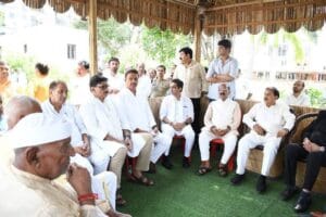  डेंगू ने ली नोएडा प्राधिकरण के DGM आशीष भाटी की जान, बीजेपी नेता पिता को सांत्वना देने पहुंचे सांसद और विधायक।