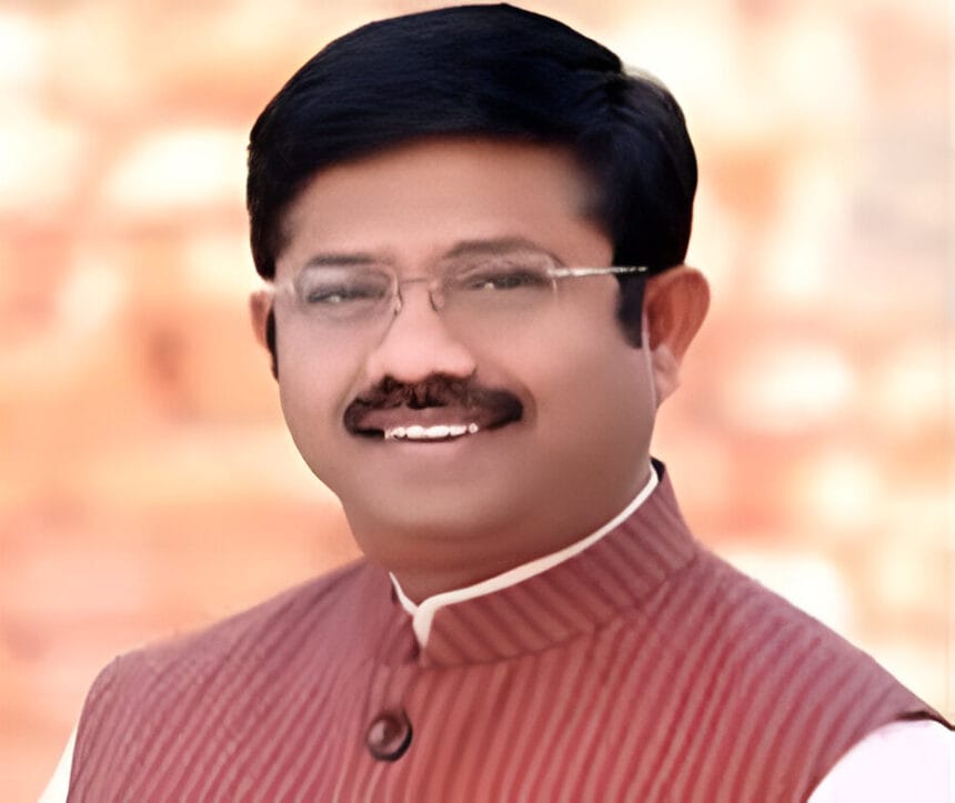 ग्रेटर नोएडा प्राधिकरण के प्रबंधक हेमेंद्र प्रताप सिंह बर्खास्त, तबादले के बाद भी नहीं ज्वाइन की थी ड्यूटी