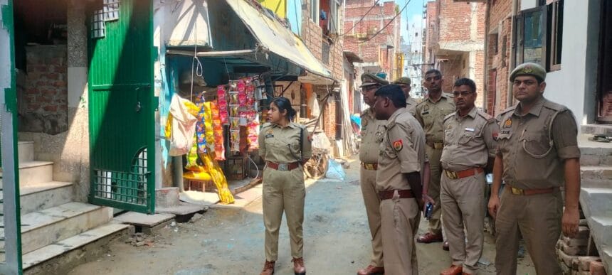 आगामी त्योहारों और जुमे की नमाज के मद्देनजर गौतमबुद्धनगर पुलिस अलर्ट, संवेदनशील इलाकों में किया गया पैदल गश्त