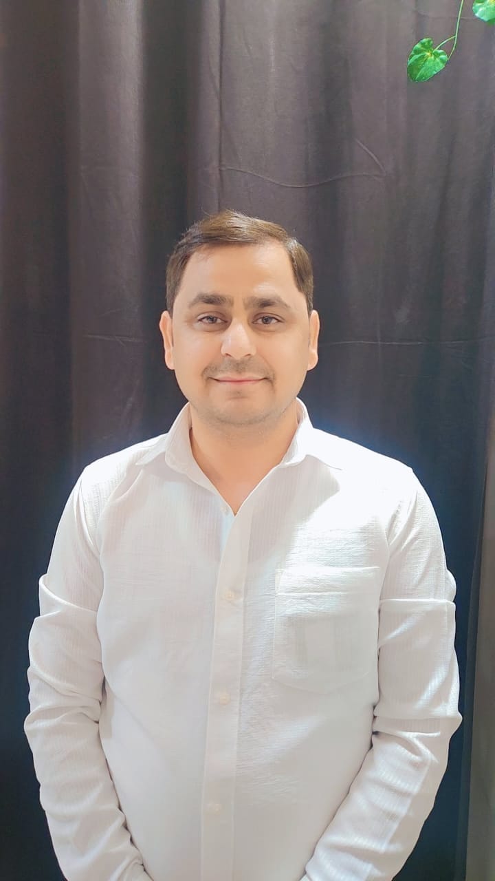 सेक्टर अल्फा 2 में बदहाली का आलम: गंदगी, टूटी सड़कों और सीवर ओवरफ्लो से त्रस्त निवासी, पलायन को हुए मजबूर