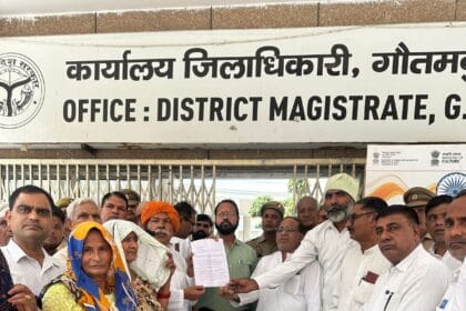 ग्रेटर नोएडा: हक़ की लड़ाई में किसान, बोले- 4% आबादी भूखंड सभी को मिले, भेदभाव बर्दाश्त नहीं