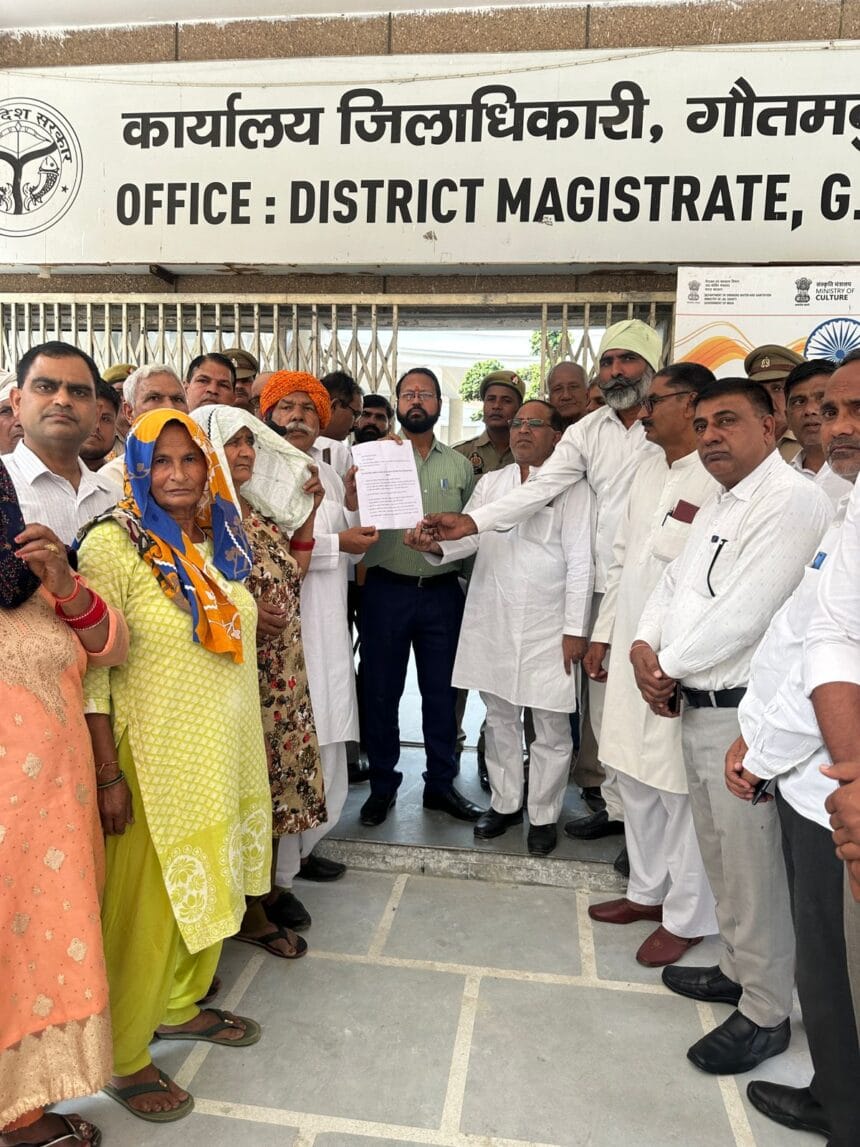 ग्रेटर नोएडा: हक़ की लड़ाई में किसान, बोले- 4% आबादी भूखंड सभी को मिले, भेदभाव बर्दाश्त नहीं