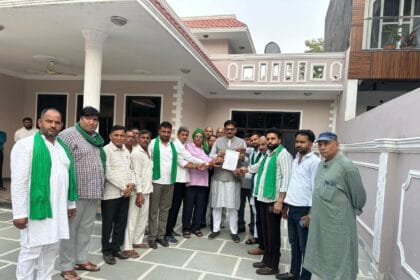 ग्रेटर नोएडा: 15 साल से नहीं बढ़े सर्किल रेट, किसानों ने विधायक धीरेंद्र सिंह को सौंपा ज्ञापन, प्लॉट आवंटन की भी उठाई मांग