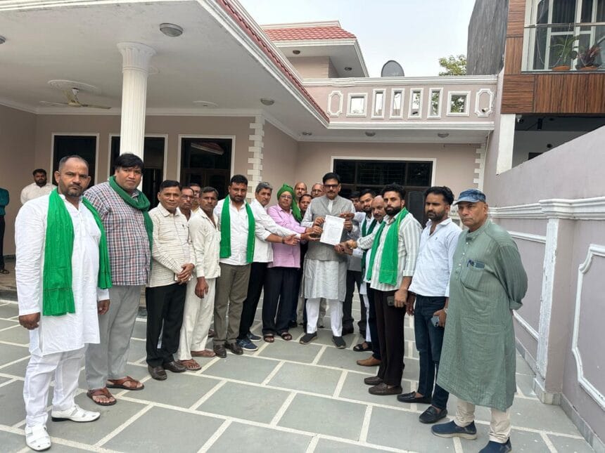 ग्रेटर नोएडा: 15 साल से नहीं बढ़े सर्किल रेट, किसानों ने विधायक धीरेंद्र सिंह को सौंपा ज्ञापन, प्लॉट आवंटन की भी उठाई मांग