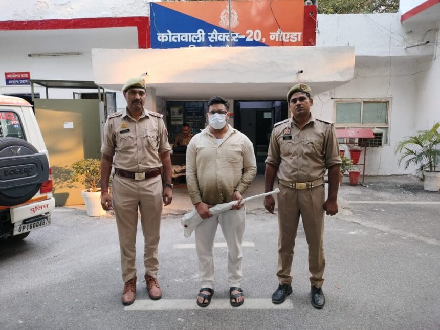  नोएडा में भाई ने भाई पर चलाई गोली, सेक्टर 20 पुलिस ने लाइसेंसी राइफल के साथ किया गिरफ्तार