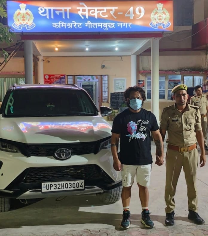 नोएडा: पत्नी से झगड़े के बाद सफाईकर्मी पर तानी पिस्टल, फॉर्च्यूनर सवार वांछित अभियुक्त गिरफ्तार