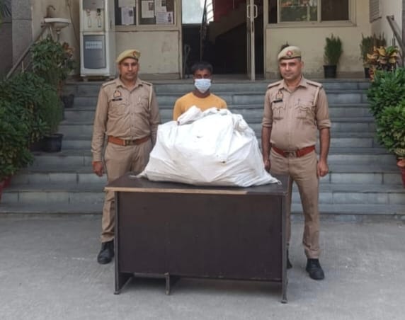 नोएडा: दिवाली से पहले प्रतिबंधित पटाखों का जखीरा बरामद, एक व्यक्ति गिरफ्तार