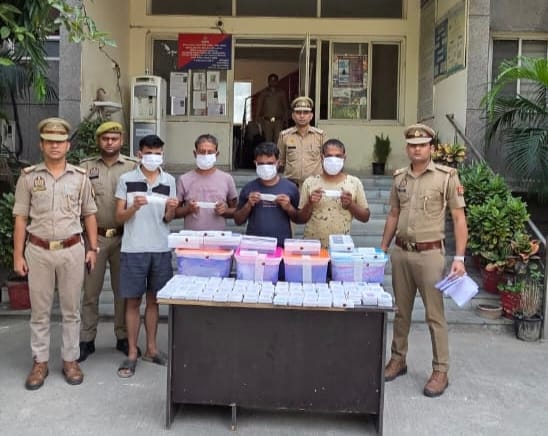 ATM पर काली टेप लगाकर करते थे धोखाधड़ी, नोएडा पुलिस ने 67 डेबिट कार्ड के साथ शातिर गैंग को दबोचा