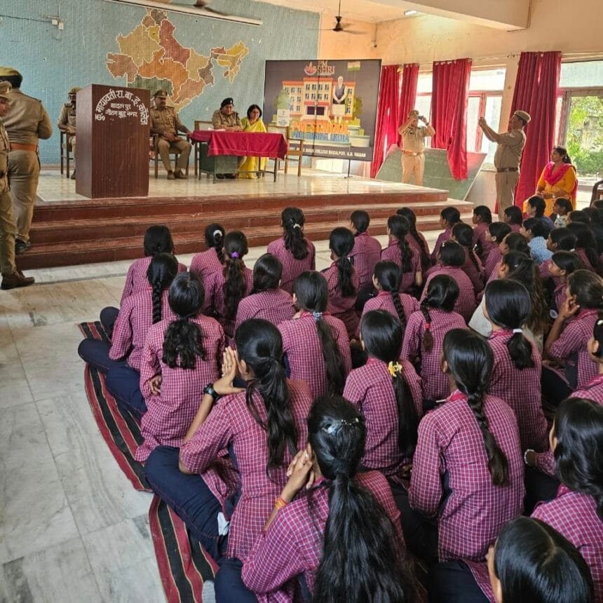 बादलपुर में मिशन शक्ति फेज-5: ACP दीक्षा सिंह ने छात्राओं को सिखाए सुरक्षा और आत्मनिर्भरता के गुर, 'गुड टच-बैड टच' पर किया जागरूक