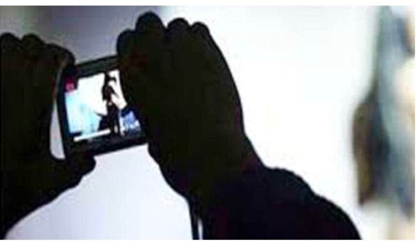 Noida News: भतीजे ने चाची की अश्लील वीडियो बनाकर किया ब्लैकमेल, लाखों के जेवरात हड़पे