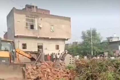 ग्रेटर नोएडा: NGT के आदेश पर हिंडन के डूब क्षेत्र में गरजा बुलडोजर, 10 करोड़ की जमीन पर बने 10 मकान ध्वस्त