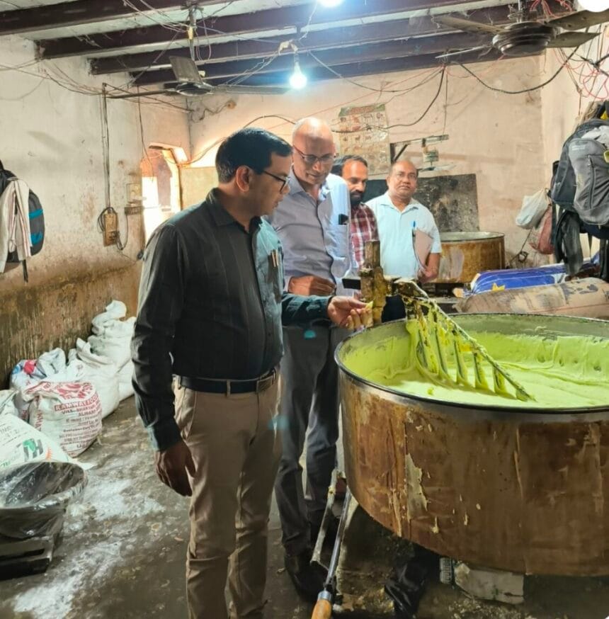 Noida News: दिवाली पर सेहत से खिलवाड़ की बड़ी साजिश नाकाम, नोएडा में 1100 किलो दूषित मिठाइयां नष्ट