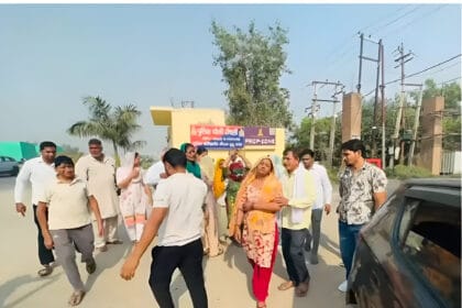 ग्रेटर नोएडा: सैथली डबल मर्डर में मुख्य आरोपियों की गिरफ्तारी न होने पर भड़के परिजन, पुलिस आयुक्त कार्यालय का किया घेराव