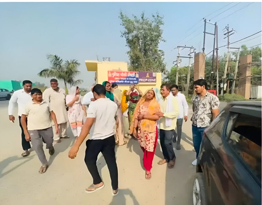 ग्रेटर नोएडा: सैथली डबल मर्डर में मुख्य आरोपियों की गिरफ्तारी न होने पर भड़के परिजन, पुलिस आयुक्त कार्यालय का किया घेराव