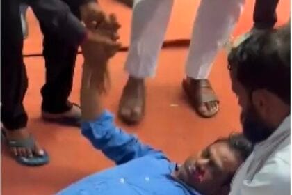 नोएडा प्राधिकरण पर किसानों का धरना जारी, एक प्रदर्शनकारी की तबीयत बिगड़ी; एंबुलेंस न होने पर रोष