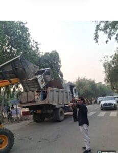  ग्रेटर नोएडा: सेक्टर अल्फा-2 में अतिक्रमण पर प्राधिकरण की बड़ी कार्रवाई, 30 अवैध काउंटर जब्त, CEO ने दी सख्त चेतावनी