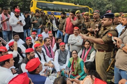 नोएडा फिल्म सिटी में बवाल : मुलायम सिंह यादव के अपमान पर भड़की सपा, मैगजीन फाड़कर जताया विरोध