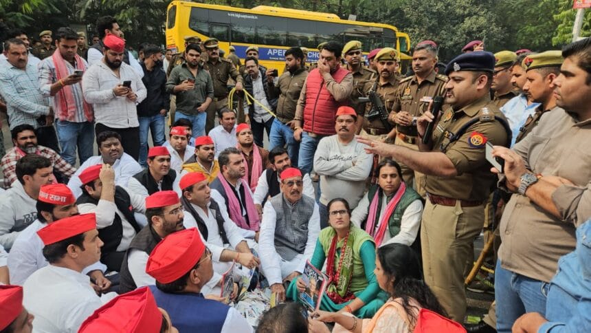 नोएडा फिल्म सिटी में बवाल : मुलायम सिंह यादव के अपमान पर भड़की सपा, मैगजीन फाड़कर जताया विरोध