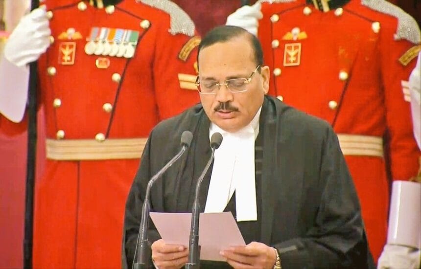 जस्टिस सूर्यकांत बने भारत के 53वें मुख्य न्यायाधीश, राष्ट्रपति मुर्मू ने दिलाई शपथ; शपथ ग्रहण समारोह में PM मोदी सहित कई देशों के CJI हुए शामिल