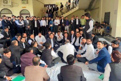 ग्रेटर नोएडा: बार चुनाव समय पर कराने के आश्वासन पर अधिवक्ताओं ने धरना किया समाप्त