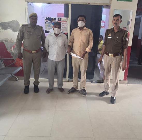 नोएडा: अवैध संबंधों के चलते हुई थी युवक की हत्या, पुलिस ने 2 वांछित अभियुक्तों को चाकू समेत किया गिरफ्तार