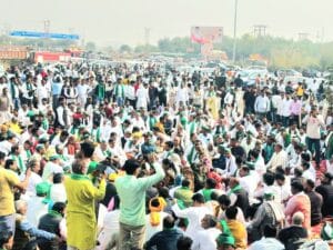 जेवर: फलेदा कट पर किसानों का धरना 2 महीने से जारी, महापंचायत में BKU (भानु) समेत 21 संगठनों ने दिया समर्थन