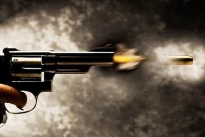 ग्रेटर नोएडा: तिगड़ी गोलचक्कर के पास आपसी विवाद में फायरिंग, युवक के पैर में लगी गोली; आरोपी फरार