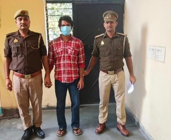 ग्रेटर नोएडा गांव सैनी गोलीकांड: कस्टडी में टूटे आरोपी ने उगल दिया राज, सोफे में छिपाई थी .32 बोर की पिस्टल