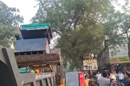 ग्रेटर नोएडा: सेक्टर अल्फा-2 में अतिक्रमण पर प्राधिकरण की बड़ी कार्रवाई, 30 अवैध काउंटर जब्त, CEO ने दी सख्त चेतावनी