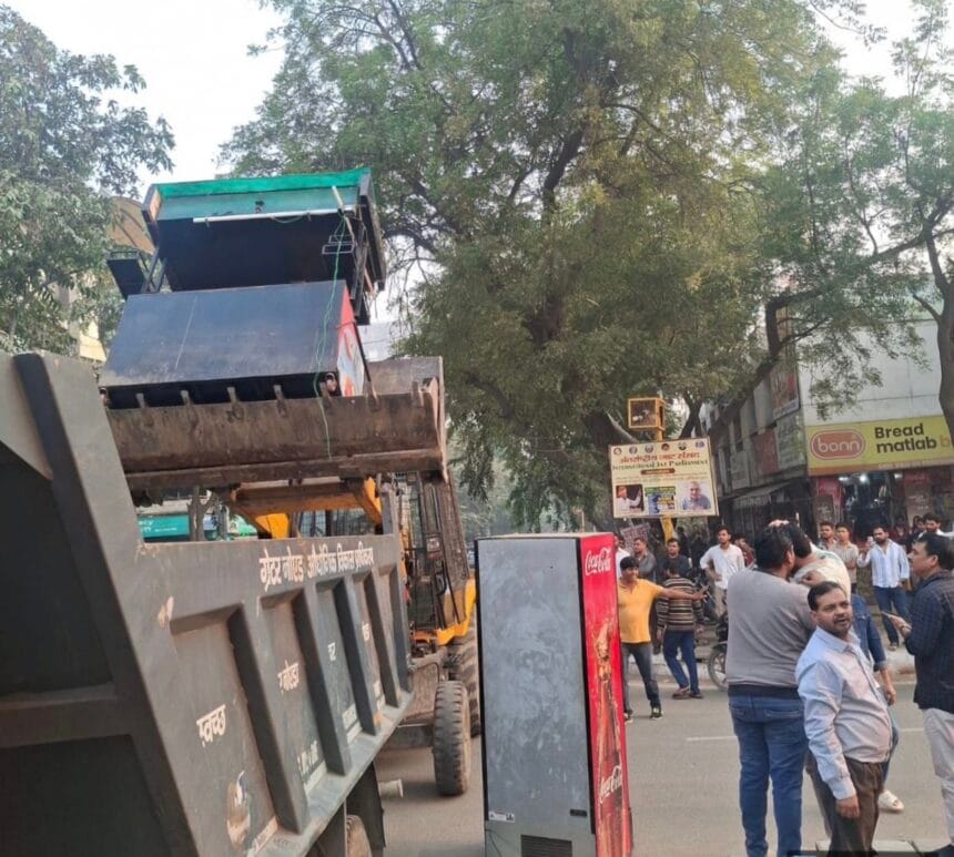 ग्रेटर नोएडा: सेक्टर अल्फा-2 में अतिक्रमण पर प्राधिकरण की बड़ी कार्रवाई, 30 अवैध काउंटर जब्त, CEO ने दी सख्त चेतावनी