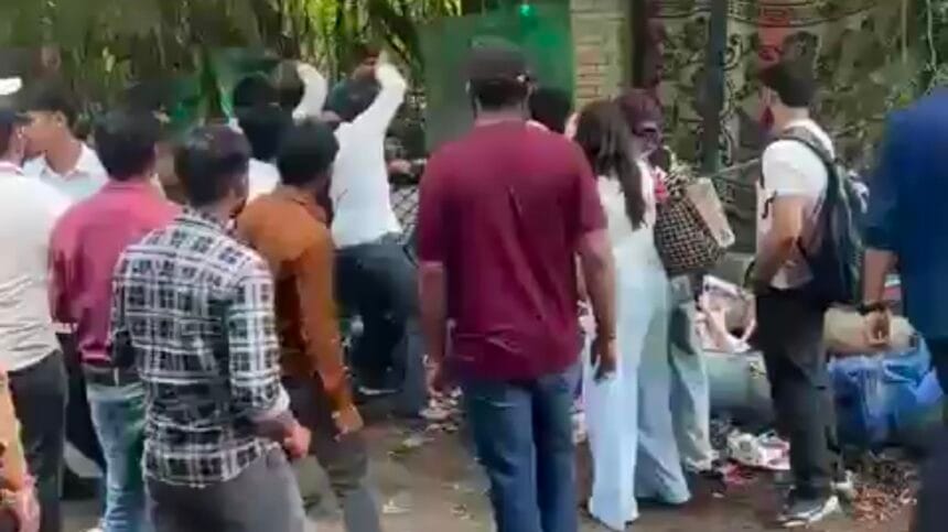 ग्रेटर नोएडा: IILM कॉलेज में क्लासरूम बना 'जंग का मैदान', मामूली कहासुनी में छात्र ने लोहे के कड़े से फोड़ा साथी का सिर