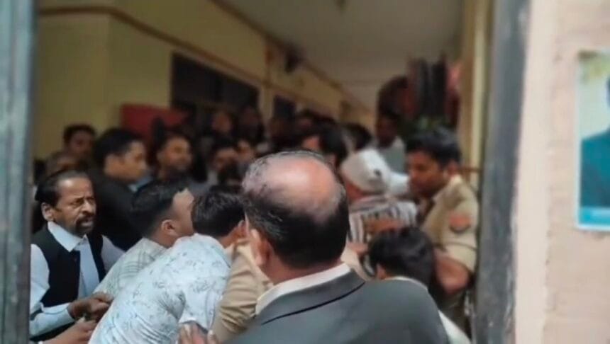 सैंथली हत्याकांड: सरेंडर करने आए आरोपी को पकड़ना पड़ा महंगा, जिला जज के आदेश पर नोएडा के 4 दरोगा समेत 6 पुलिसकर्मी निलंबित।