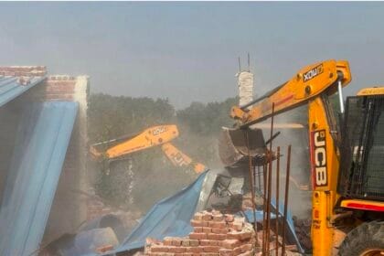 ग्रेटर नोएडा प्राधिकरण का 'एक्शन मोड': तुगलपुर में 40,000 वर्ग मीटर डूब क्षेत्र मुक्त, अवैध निर्माण पर चला बुलडोजर