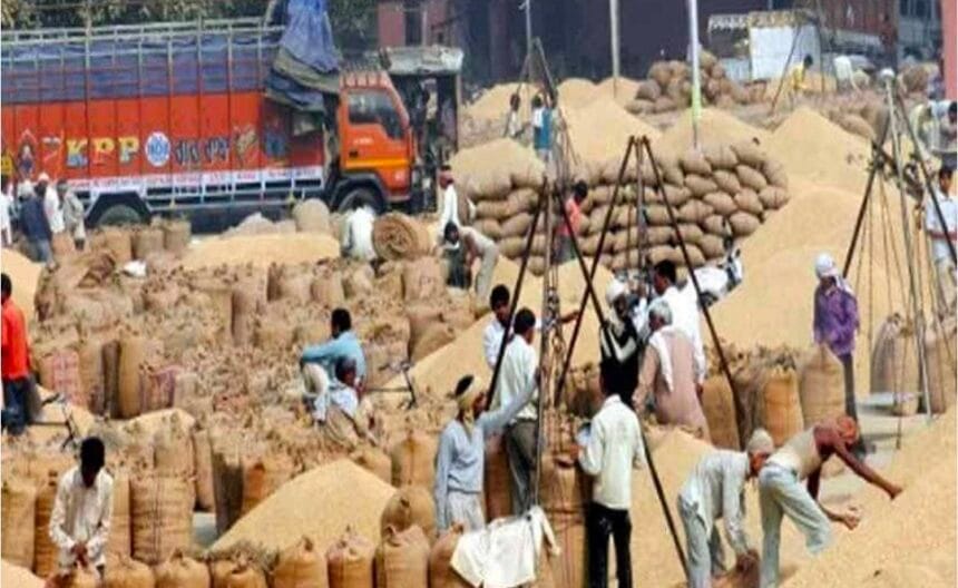 दनकौर: धान की तुलाई में देरी पर भड़के किसान, मंडी इंस्पेक्टर को घंटों बनाया बंधक; अधिकारियों के आश्वासन पर माने