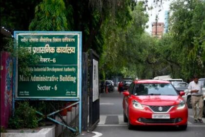 नोएडा प्राधिकरण में 'सरकारी नौकरी' का झांसा: 3 लाख रुपये ठगे, फर्जी आईकार्ड लेकर ज्वाइनिंग करने पहुंचा पीड़ित, तब खुली पोल